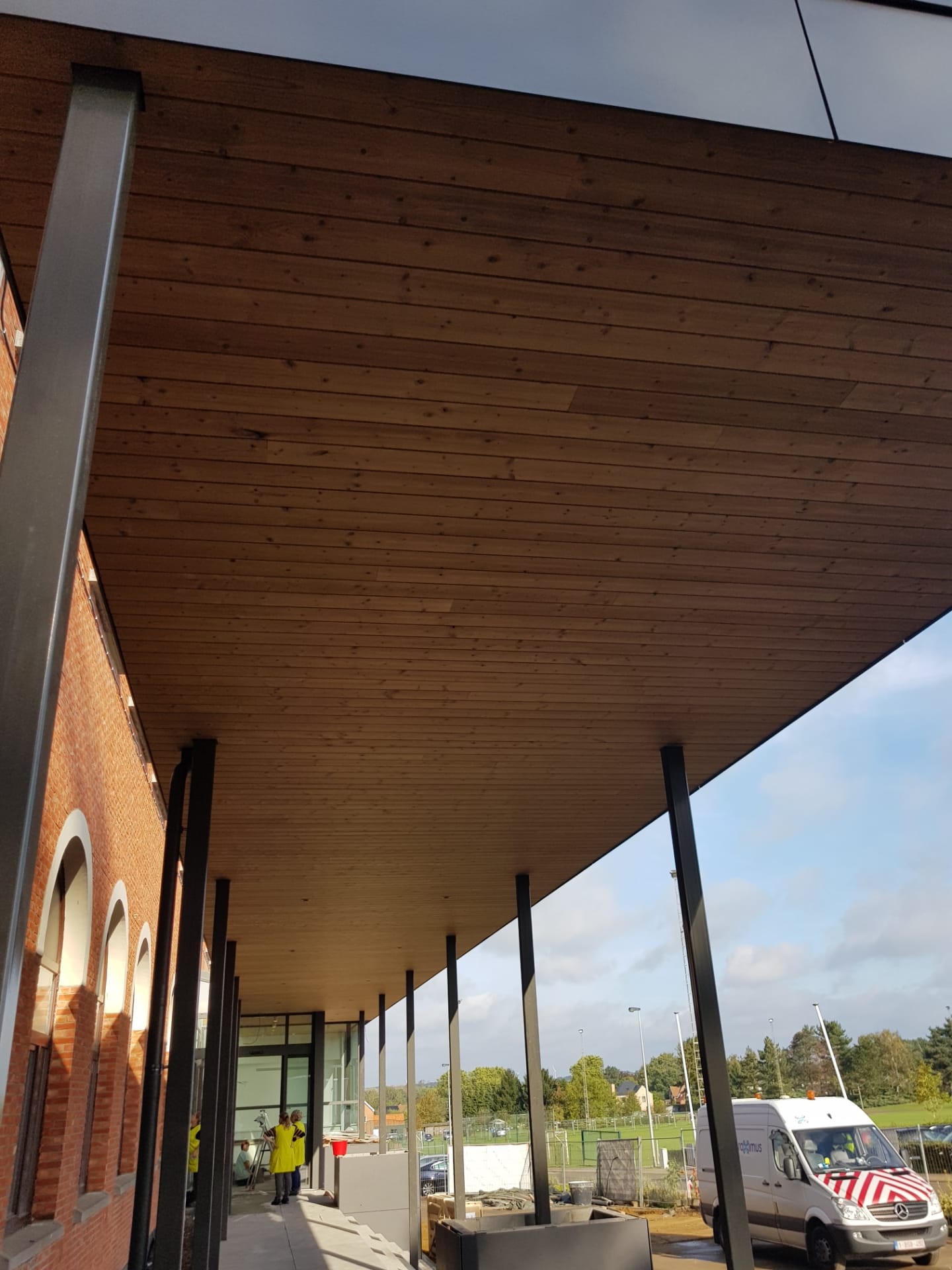 Binnendeuren, binnenramen, zitbanken en meubilair school Lummen - Vrago Interieur